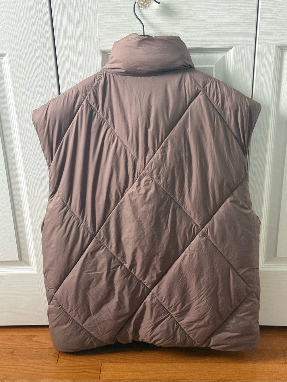 Abercrombie & Fitch Oversized Diamond Puffer Vest in Taupe - Picture 3 of 4